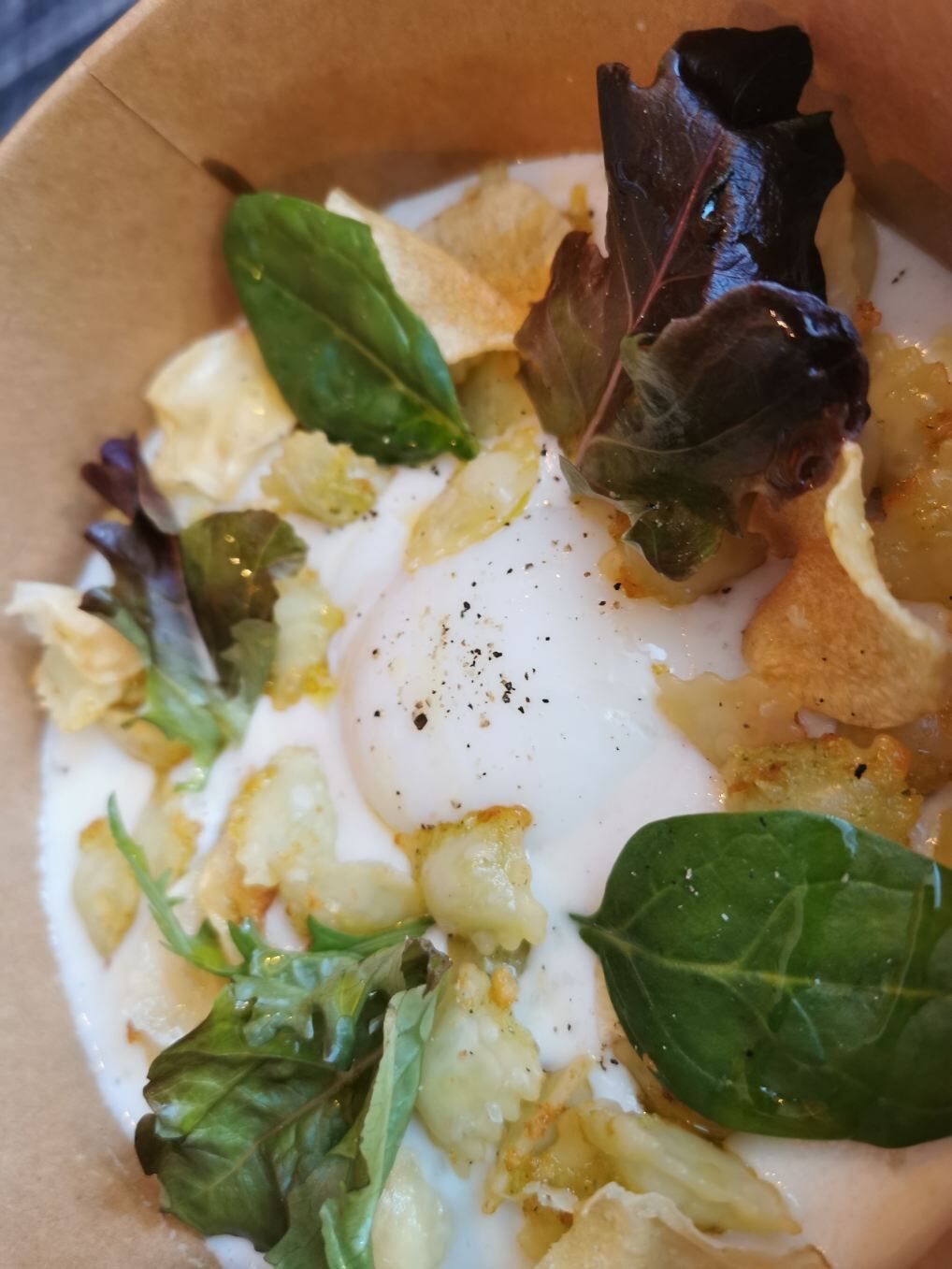 Plat du jour : Ravioles artisanales soufflées, Crème de choux fleur, oeuf parfait, Parfum truffe blanche