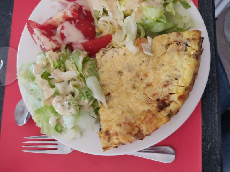 Quiche à la ratatouille et salade verte 