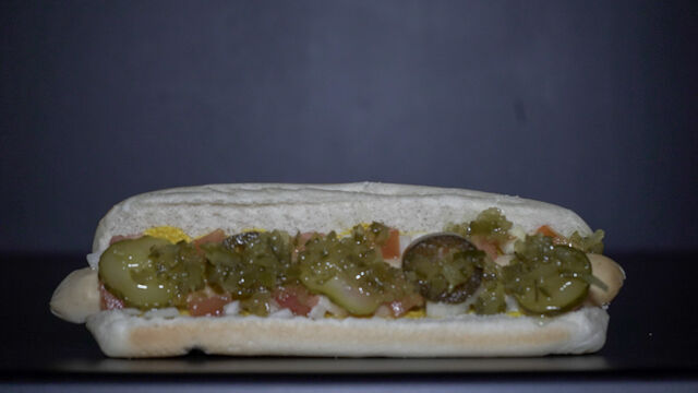 THE CHICAGO
pain moelleux, saucisse, tomate, oignons blancs, cornichons
sauces : moutarde americaine /relish (sauce concombre)