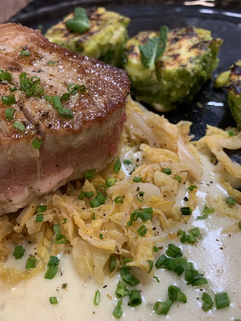 Le Pavé de Thon Mi-Cuit Sauce au Lard, Compotée de Choux et Cannelloni Revisité au Brocciu
