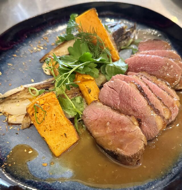 Magret de Canard, sauce à l'orange, endives et patates douces rôtis
