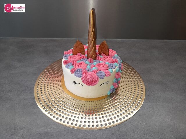 Layer cake Licorne pastel 10 pers : biscuit moelleux cacao, pâte à tartiner choco-amandes-noisettes, chantilly au chocolat blanc