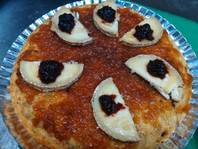 Tortilla de cebolla caramelizada y queso de cabra 