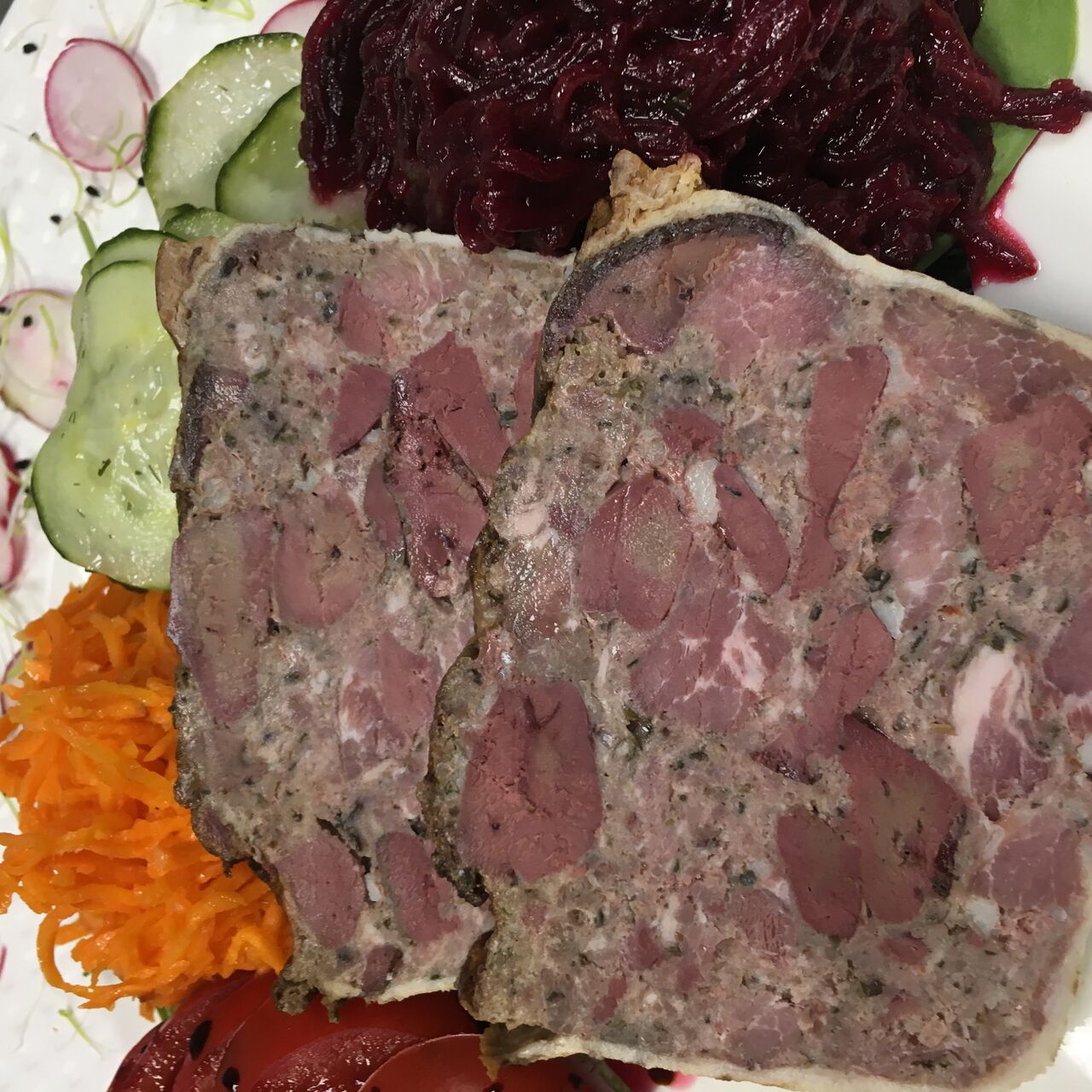 Terrine du chef et ses crudités de saison. 12,00€.