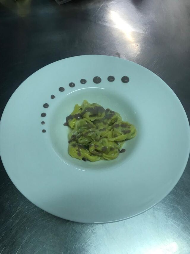 Tortelloni con ricotta di bufala e trevigiano