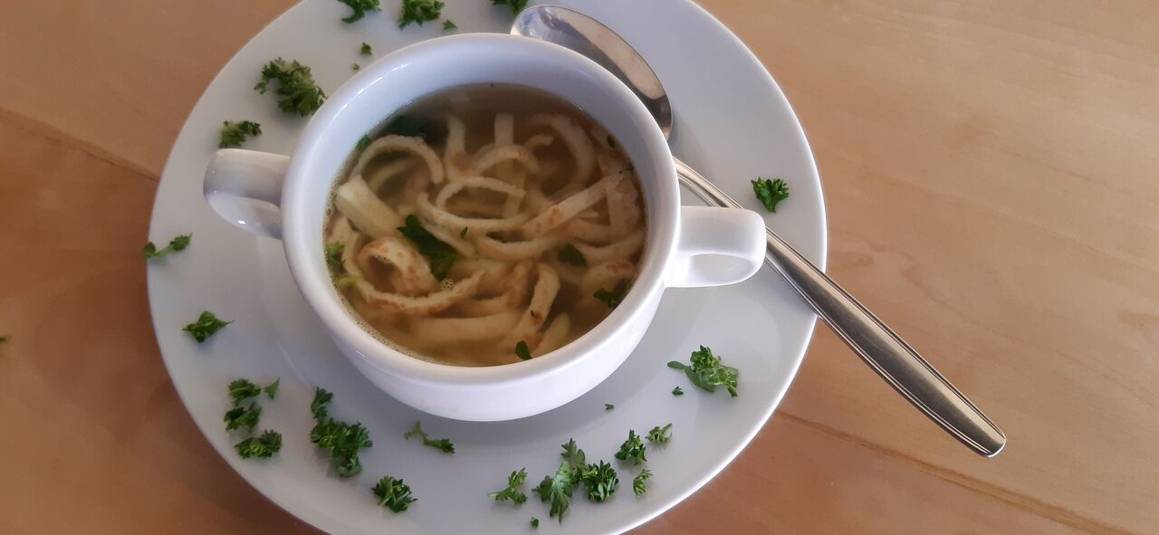 Flädlessuppe in Gemüsebrühe