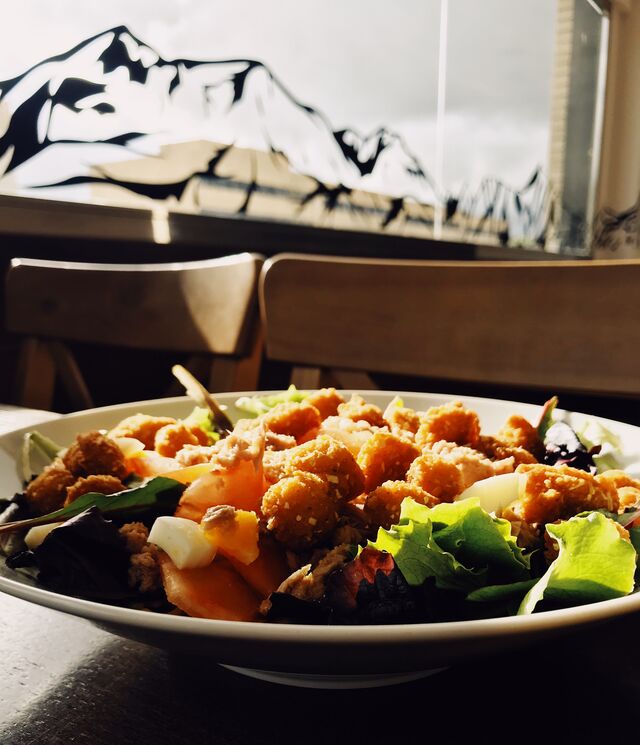 ENSALADA CÉSAR CON UN TOQUE MEDITERRÁNEO 