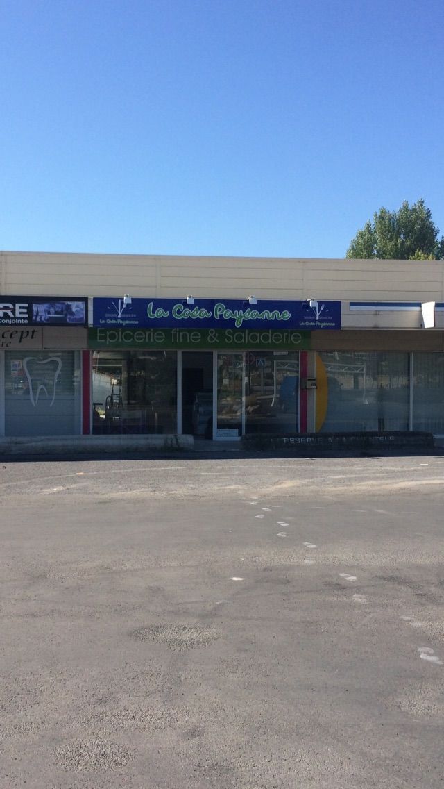 Vue extérieure. Grand parking, facile pour se garer !