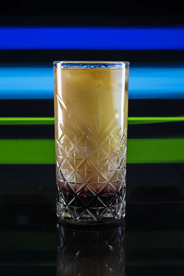 Poire Bourguignonne
Ingrédients : Cassis, poire, caramel, vodka
Saveur : doux et onctueux
Catégorie : Premium