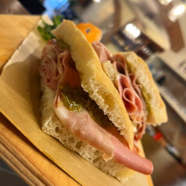 Schiacciata Ribelle (salsa di pistacchio, stracciatella, mortadella)