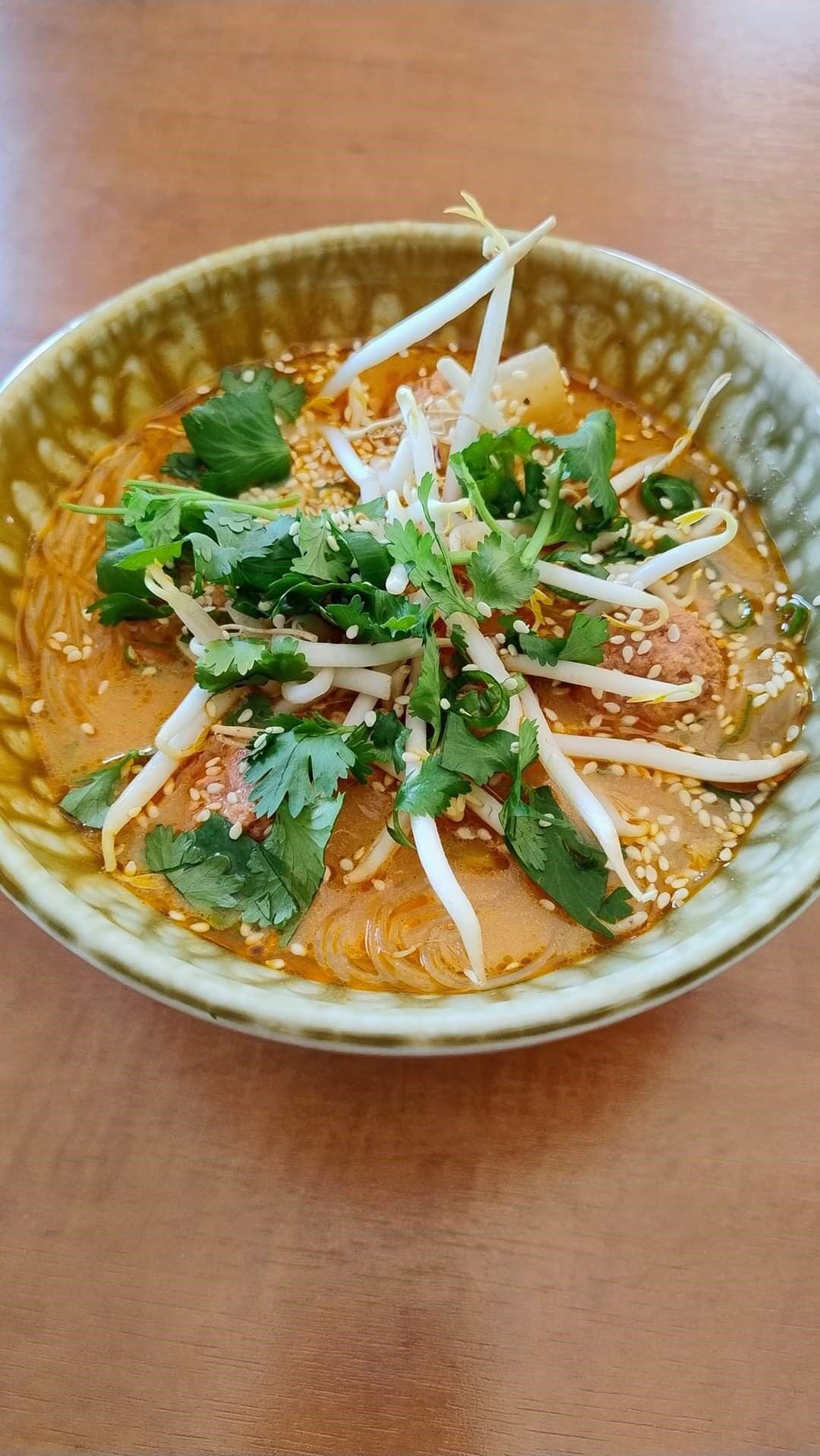 Orientalna zupa z makaronem ryżowym i świeżą kolendrą | Oriental Soup with Rice Noodles and Fresh Cilantro