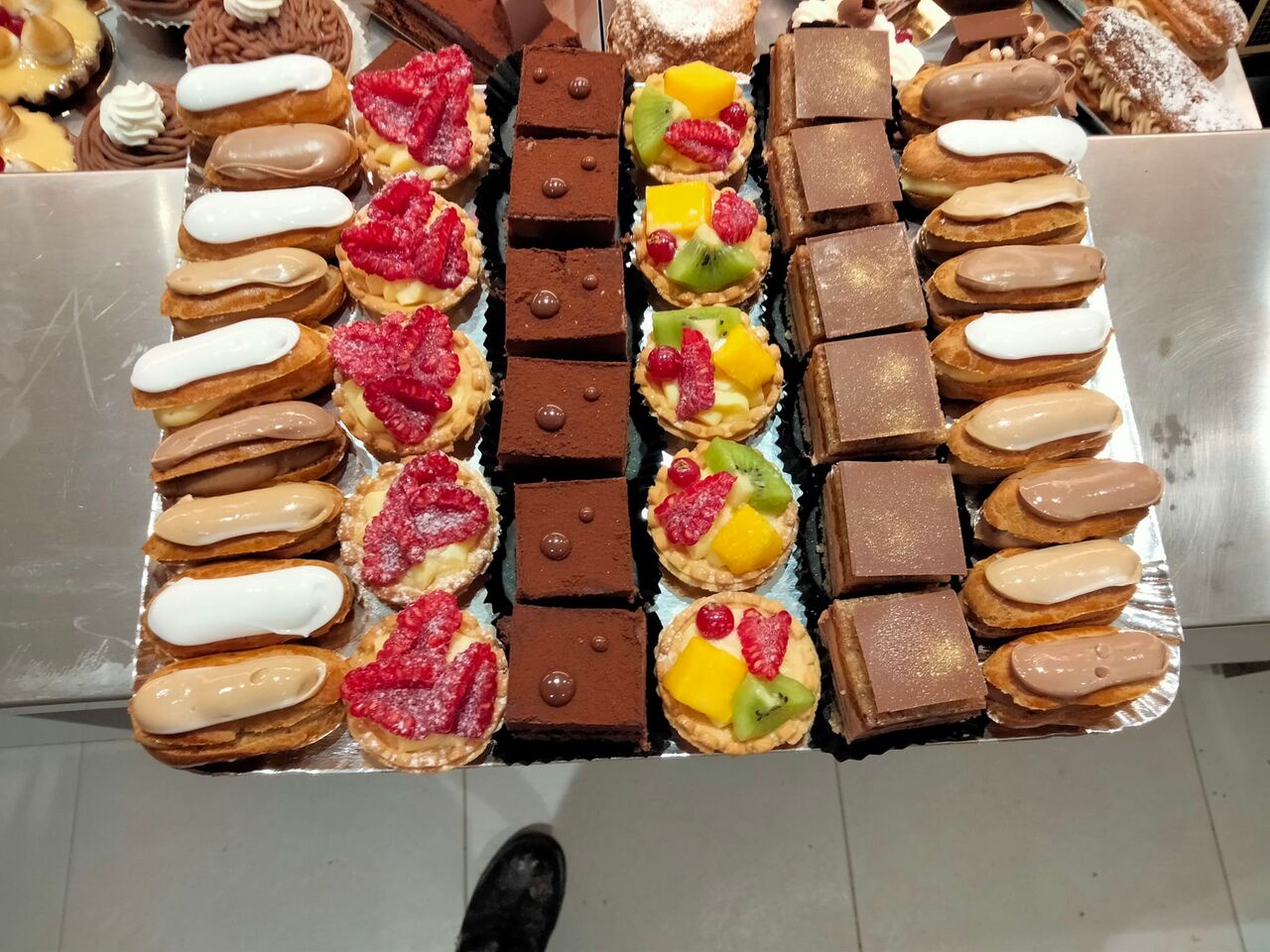 plateau de mignardises sur commande disponible en 24, 36 ou 42 pièces