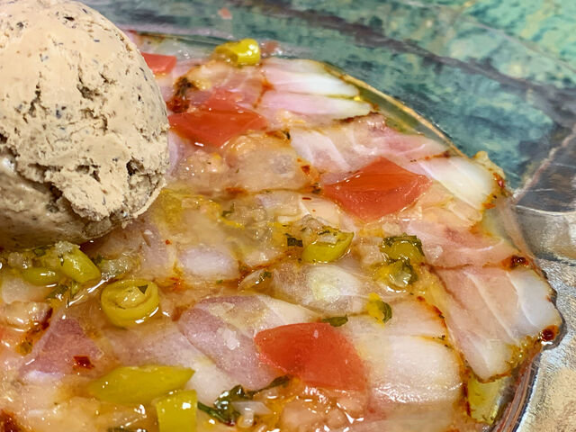 Carpaccio de Bacalao con helado de olivada. 