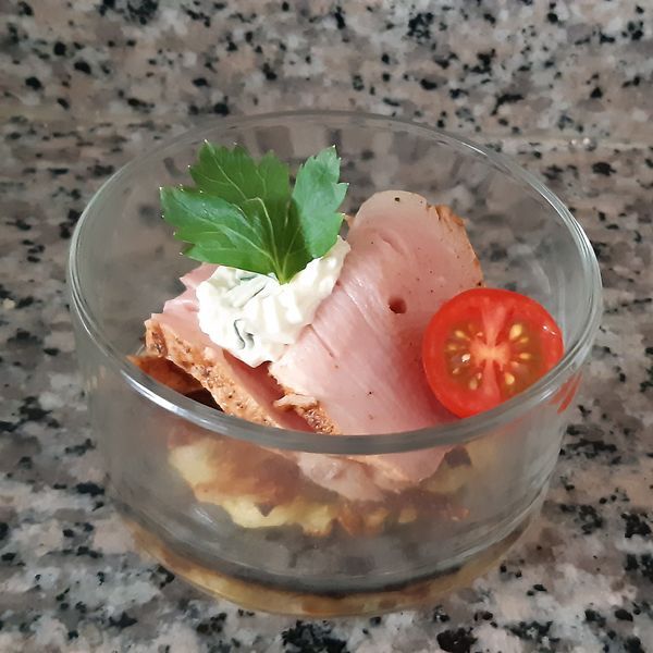 Niedrigtemperatur gegarte Schweinefilettranche auf hausgemachtem Kartoffelrösti mit leichtem Kräuterdip