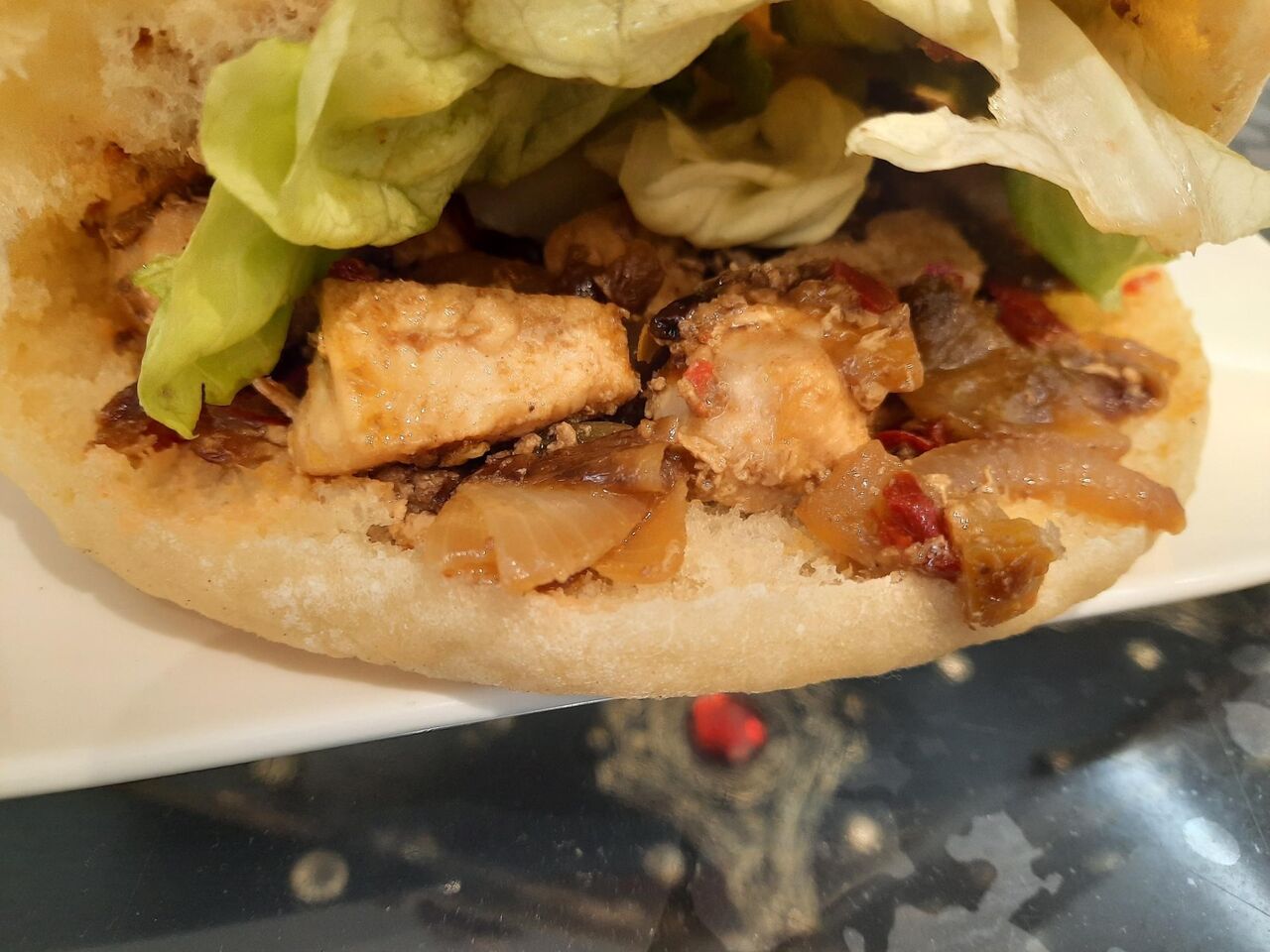 Sandwich batbout(pain) maison blanc de poulet poivrons oignons 6€