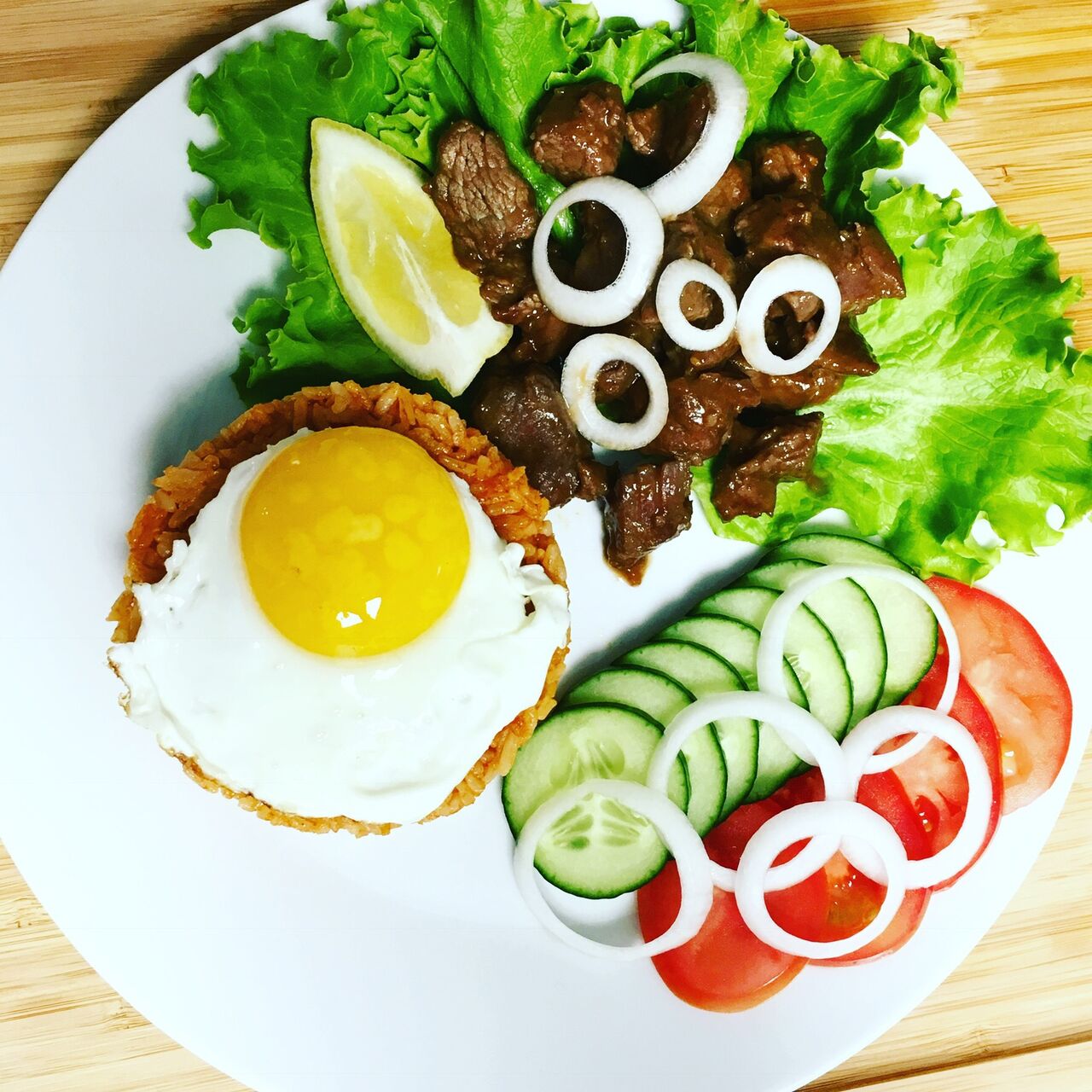 Filet de bœuf lôc Lâc avec riz sauté 