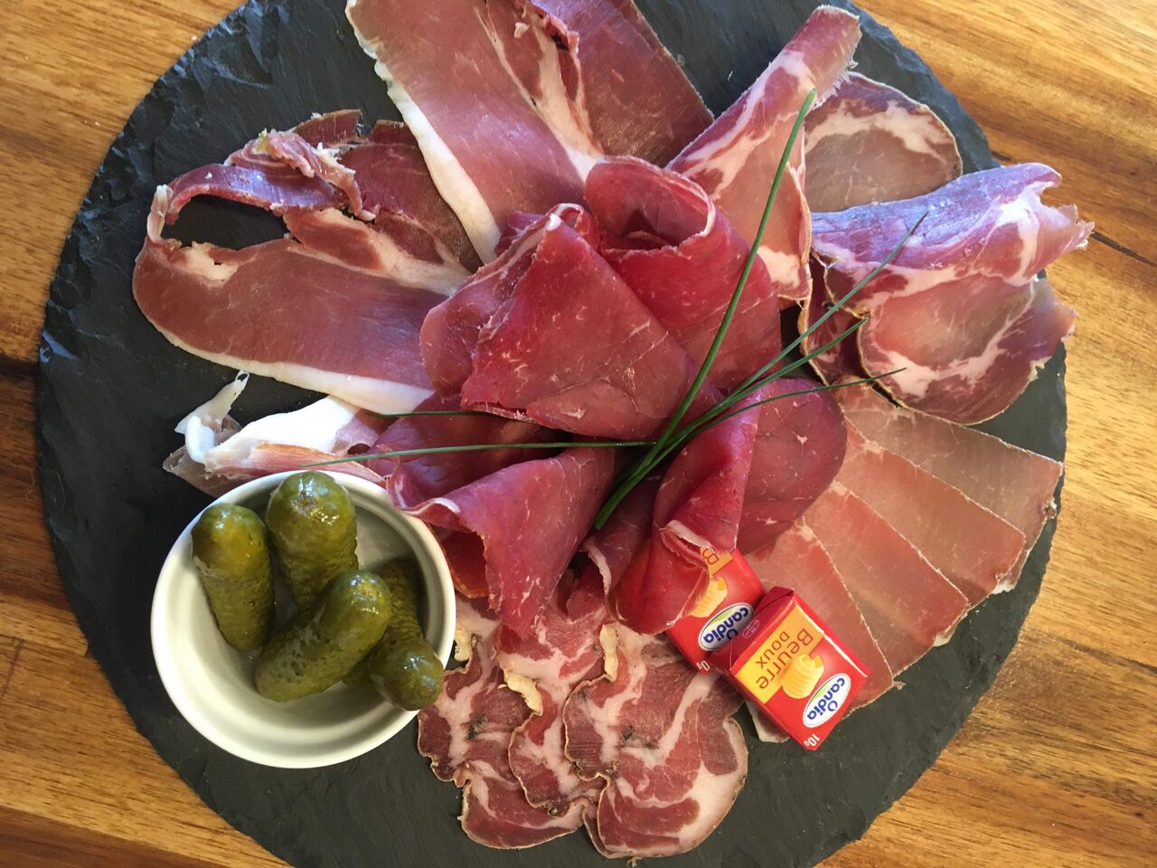 assiette de charcuterie de savoie