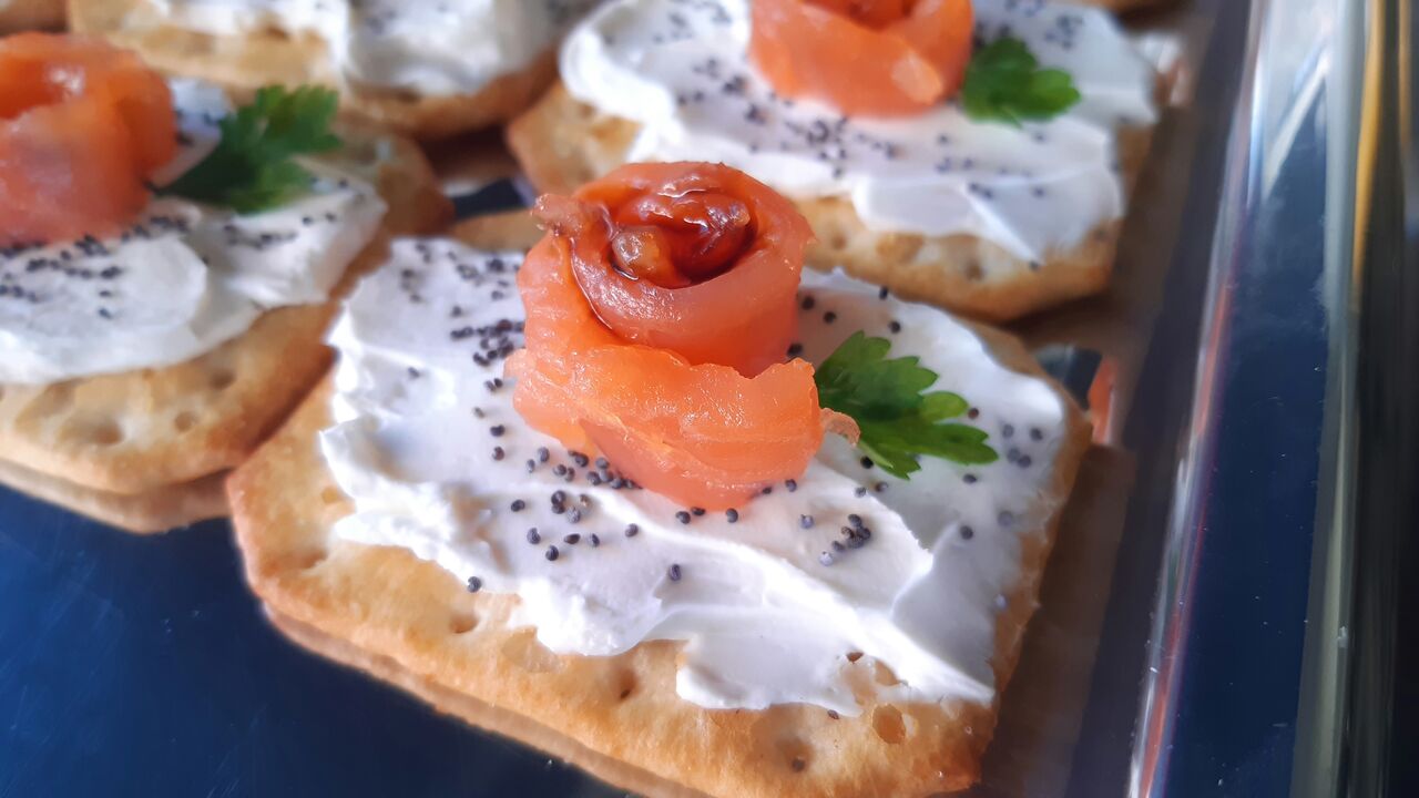 Crakers de queso semilla de amapola y flor de salmón agumado con salsa terillaki
