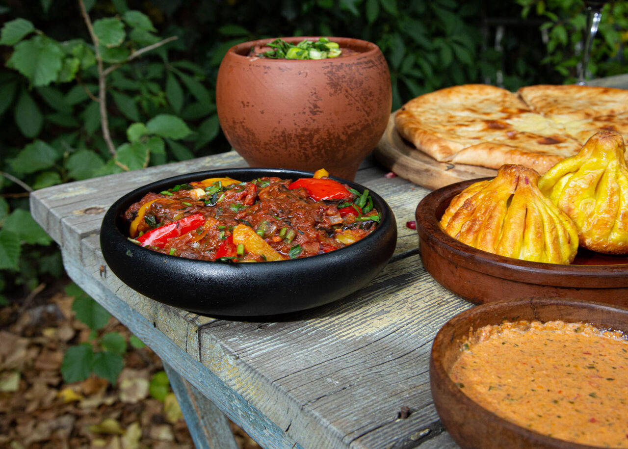 ADJAPSANDALI - georgische Ratatouille mit Auberginen, Kartoffeln, Paprika, Zwiebeln in Tomatensauce und frischen Kräutern, vegan