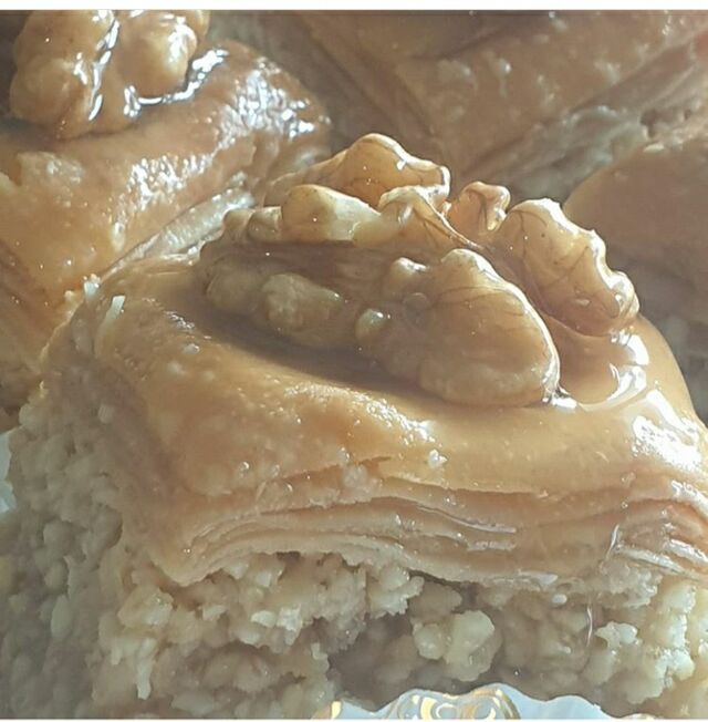 Baklawa algerienne aux noix une pâte feuilletée et des noix et du miel 