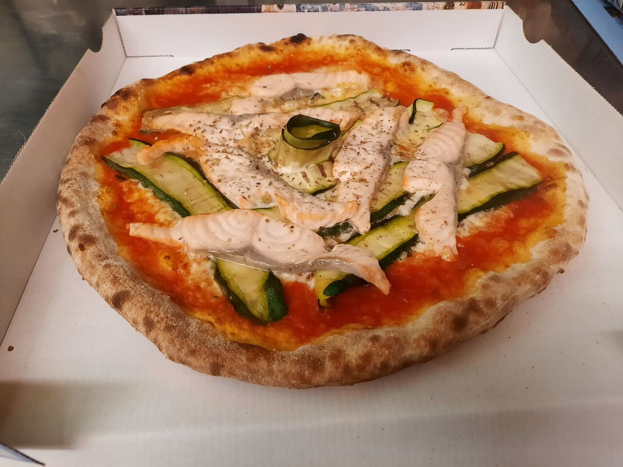 Pizza mit Zucchini und Lachs