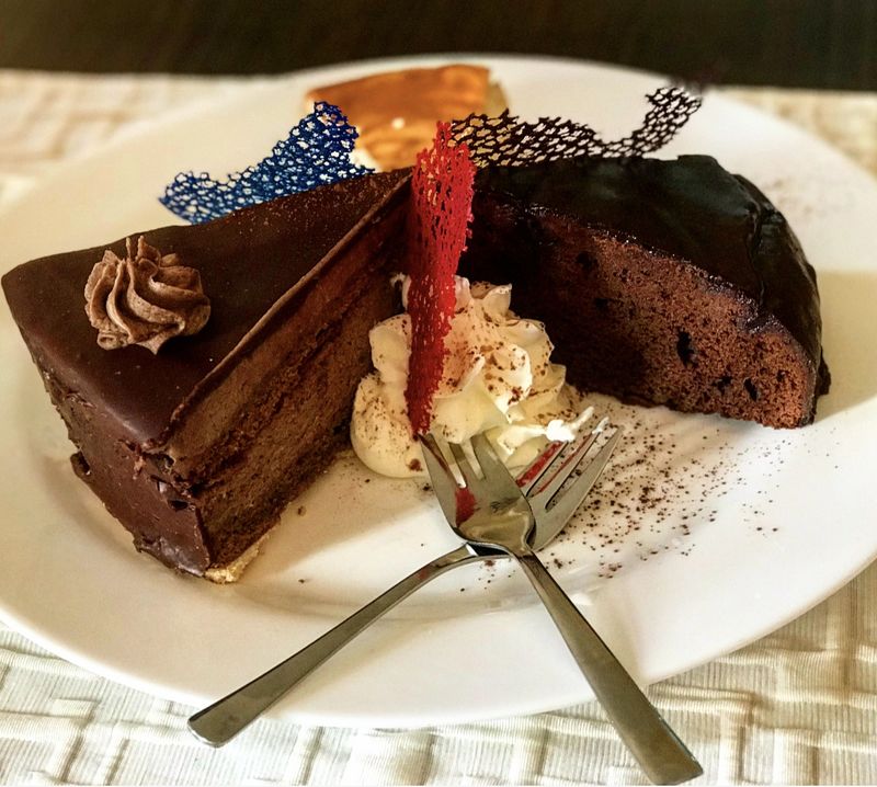 Selbstgebackene Schoko-Buttercremetorte im Restaurant Grünheide Heydewirt am Peetzsee