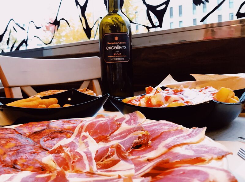 JAMÓN IBÉRICO CON PATATAS BRAVAS 