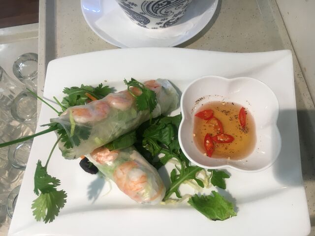 Goi cuon Tom (Sommer Rolle) in hautdünnes weiches Reispapier eingewickelt mit Salad, asiatische Kräuter, Reisnudeln und Garnele 