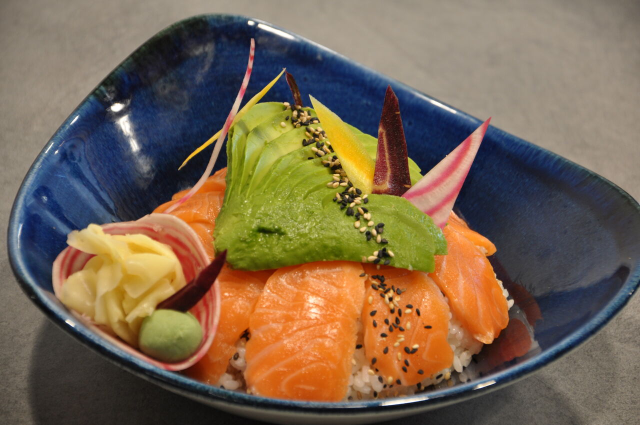 Chirashi saumon avocat