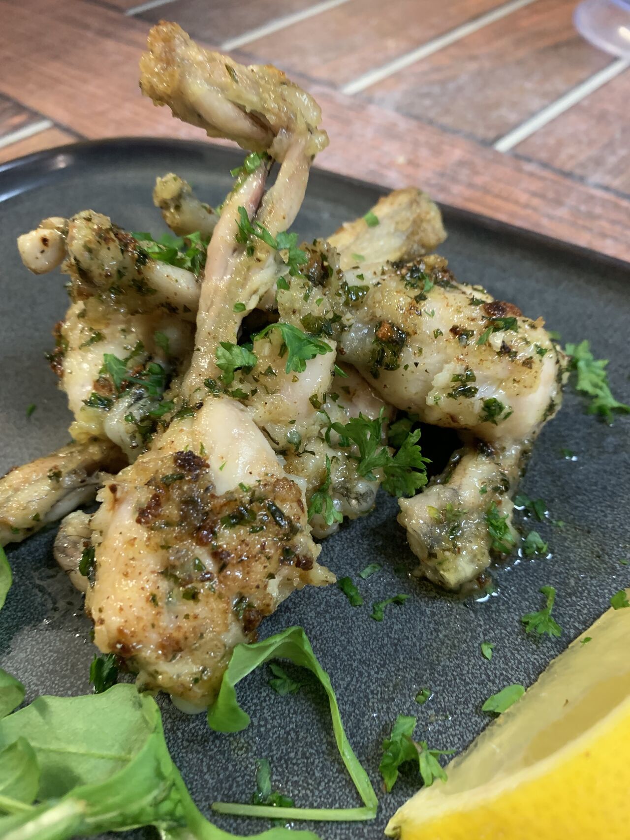 Les Cuisses de Grenouilles Ailées et Persillées