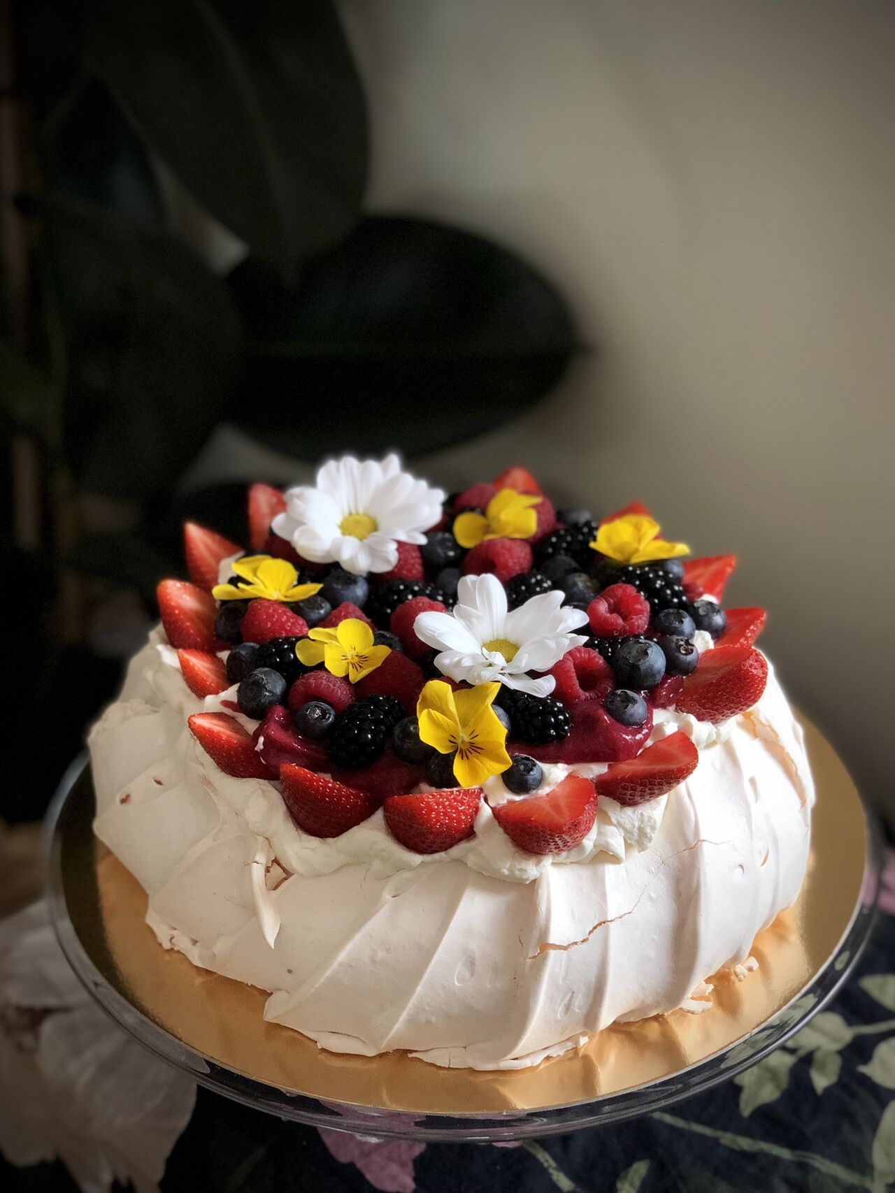 Beza Pavlova z kremem śmietanka-mascarpone, owocami i jadalnymi kwiatami