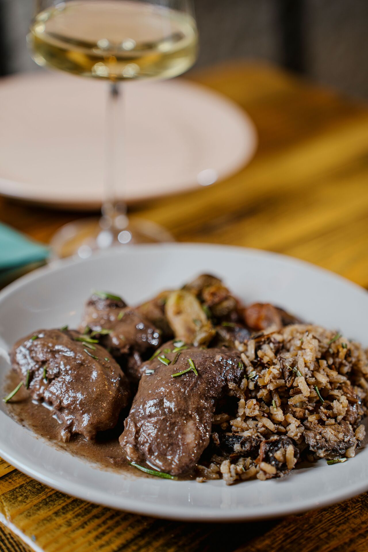 Bochecha de Porco Ibérico, arroz selvagem de cogumelos, castanhas e couve-de-bruxelas assadas