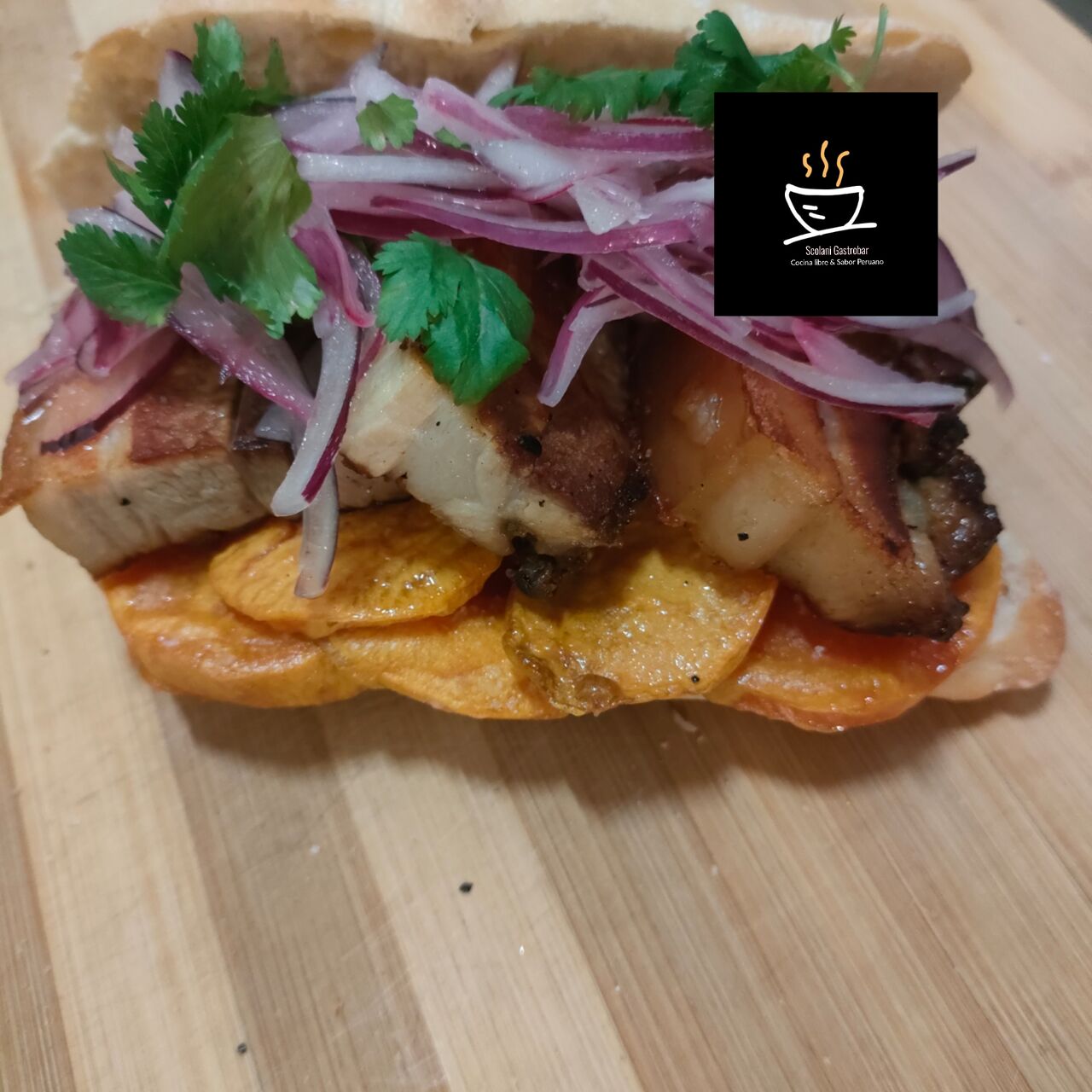 Pan con chicharrón peruano 