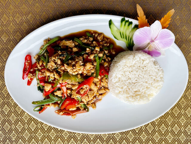 H11. Phad Krapao
(Gehacktes Hühnerfleisch mit Peperoni, Knoblauch, Paprika, Bohnen und Thai- Basilikum in Sojasauce.
