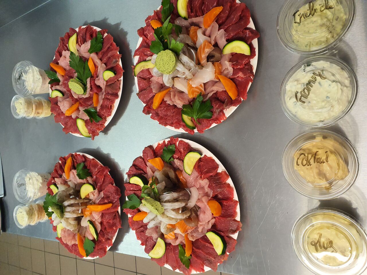 Assiettes assortiments de viandes et poissons ...pommes de terre au four en papillote ..3 sauces
14 euro par pers