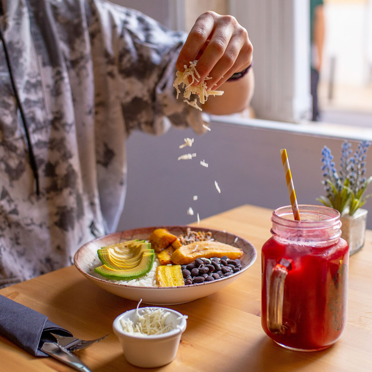 Pabellón criollo y zumo de mora