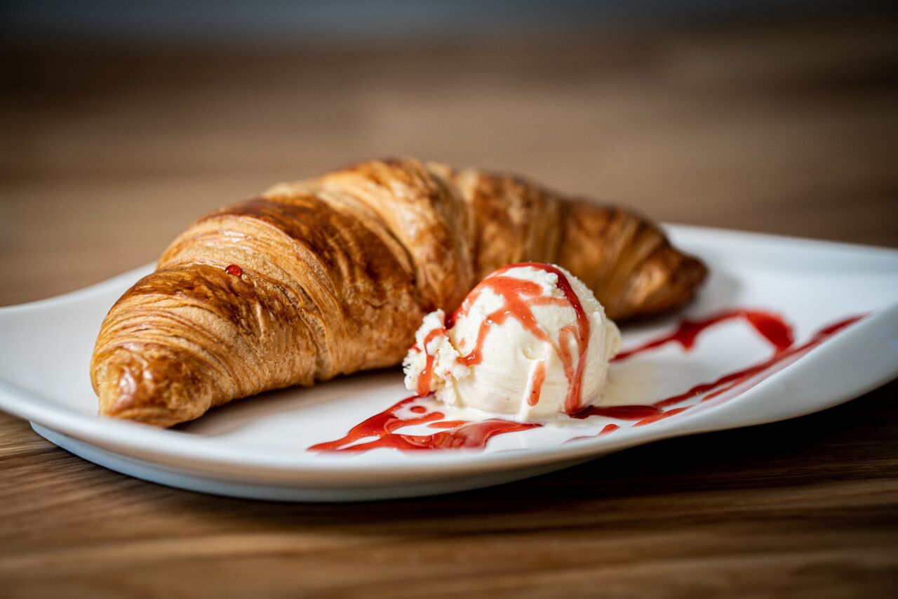 Fr. Croissant mit Vanille Eis 
