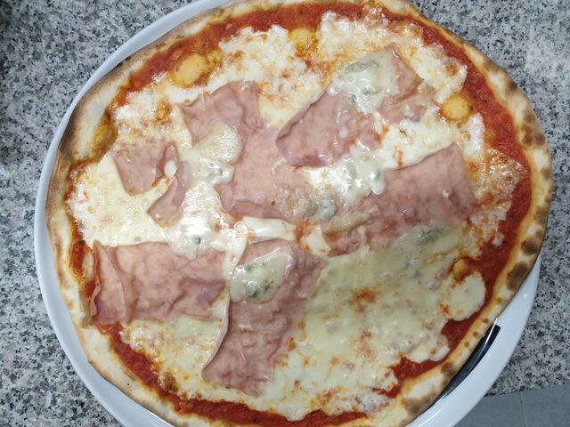 Pizza 4 formaggi met hesp kan met salami ook of allebei
