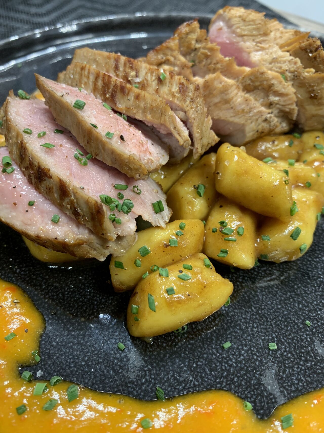 Le Quasi de Veau, Coulis de Poivron et Gnocchis au Jus
