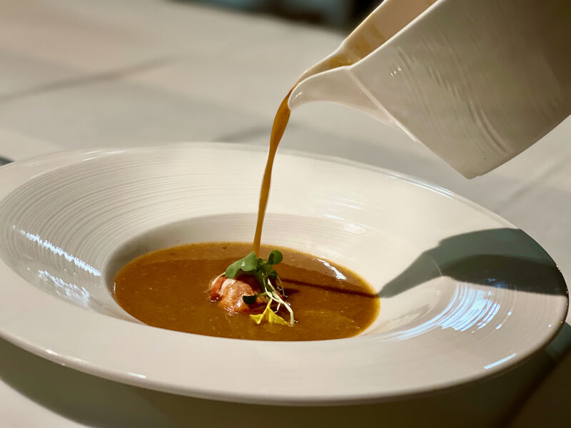 Bisque fresca de bogavante casera acompañada de rouille y tostada de pan