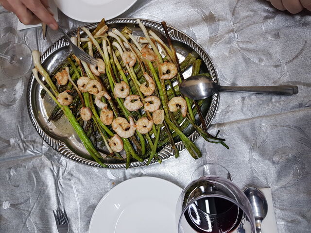Salteado de trigueros y ajetes tiernos con gambas