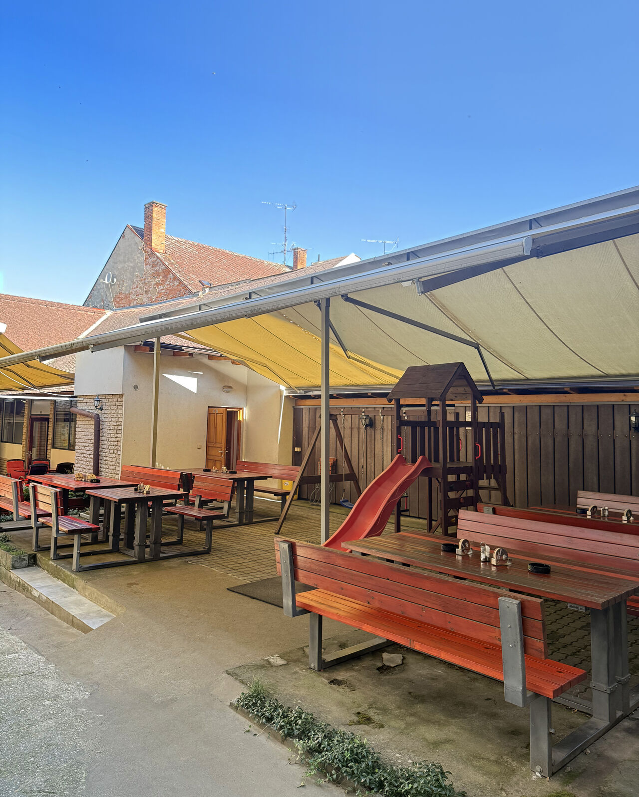 Zahradní posezení lze kompletně zakrýt proti dešti