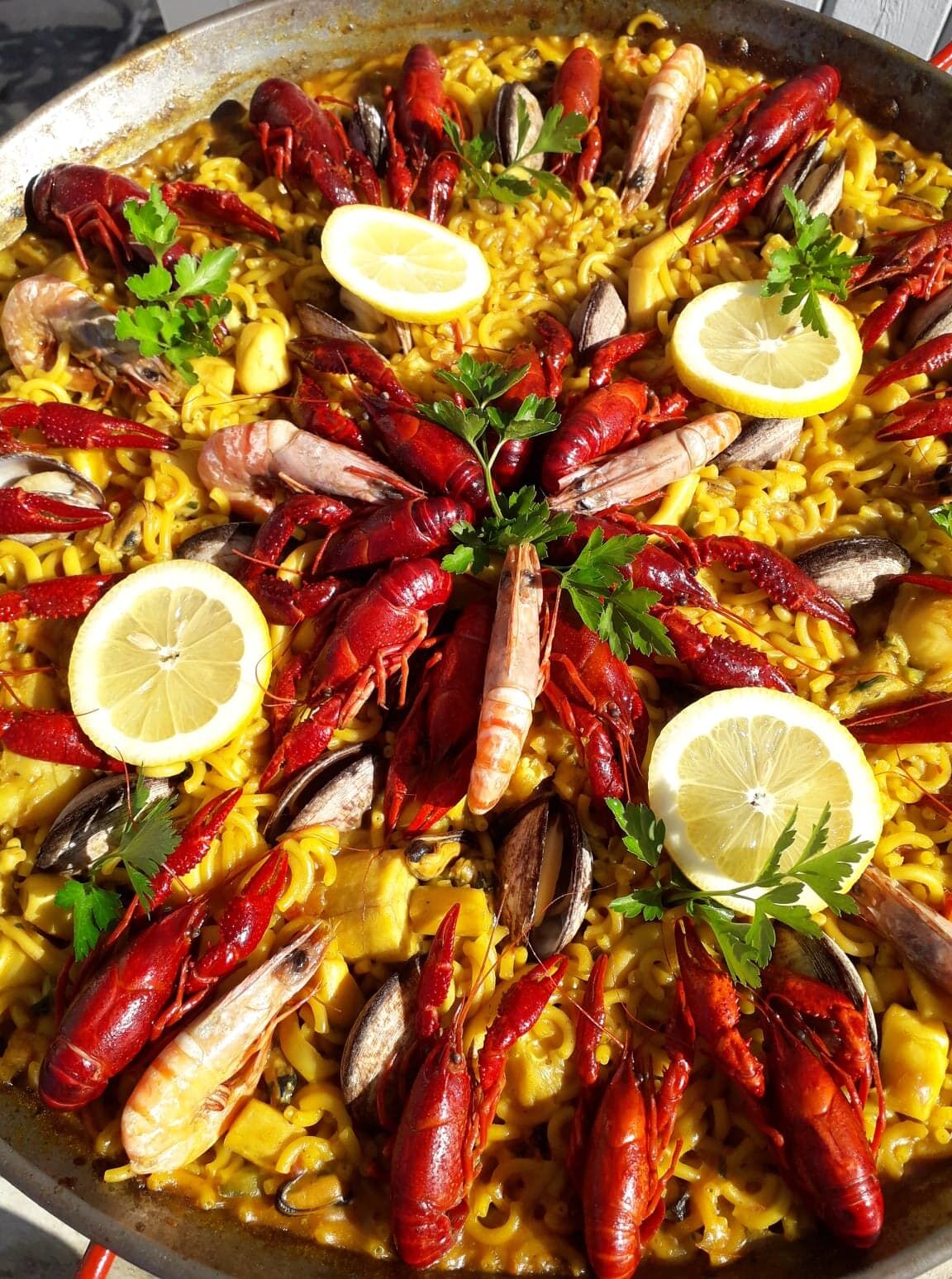 FIDEUA TRADITIONNELLE :13€ la part 3 poissons suivant arrivage, moules, fruits de mer, encornets, pâtes, poivrons, gambas..
