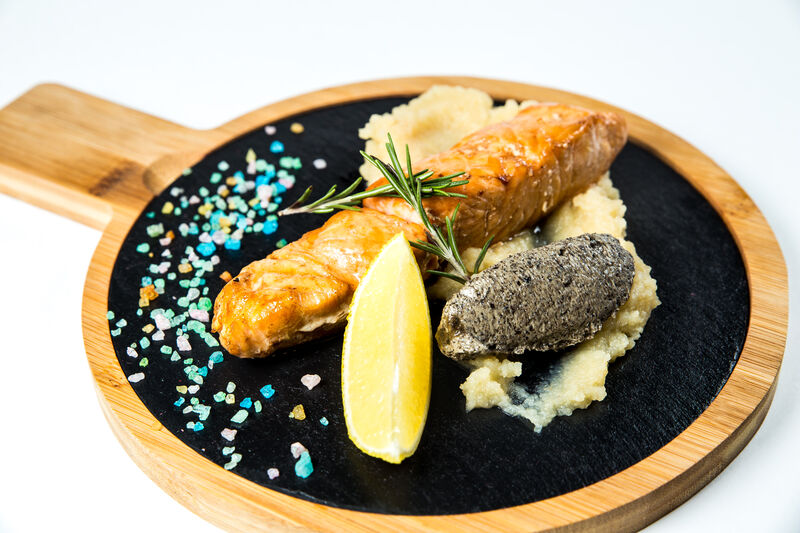 Лосось з грушевим пюре та маслиновим топінатом.