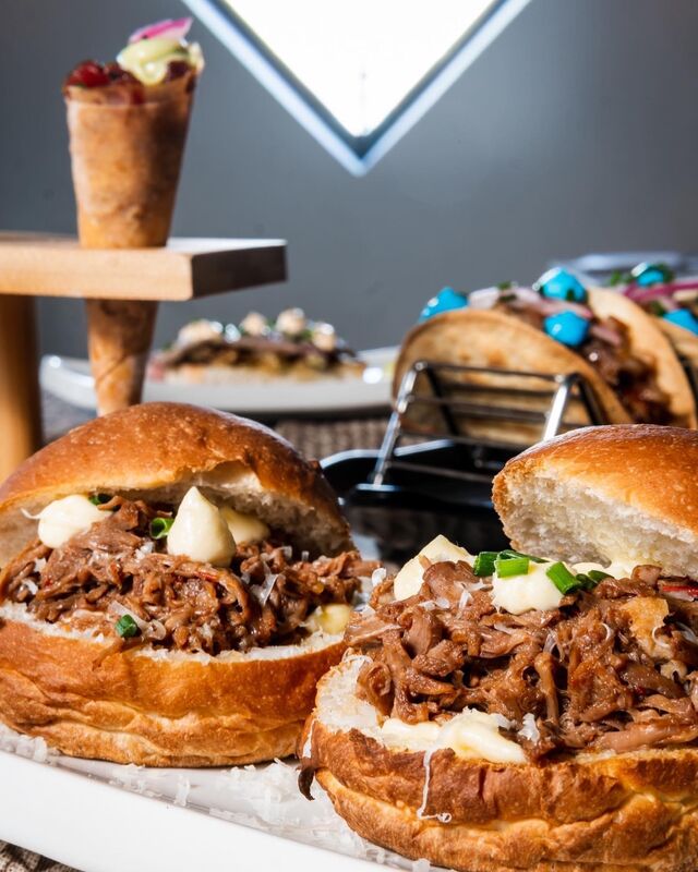 Brioche de carne al toro con mahonesa de trufa y queso parmesano.