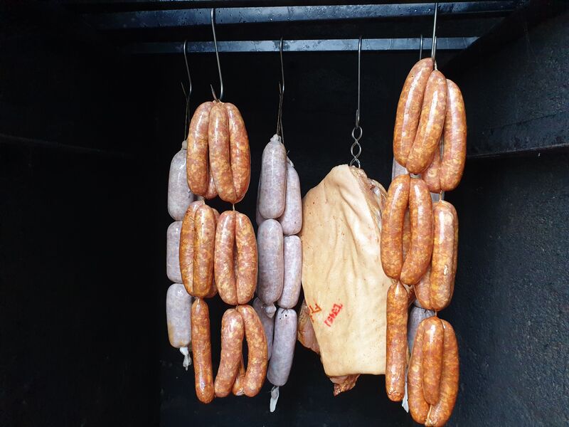 Saucisses fumées, saucisson a l'ail, poitrines fumées maison 