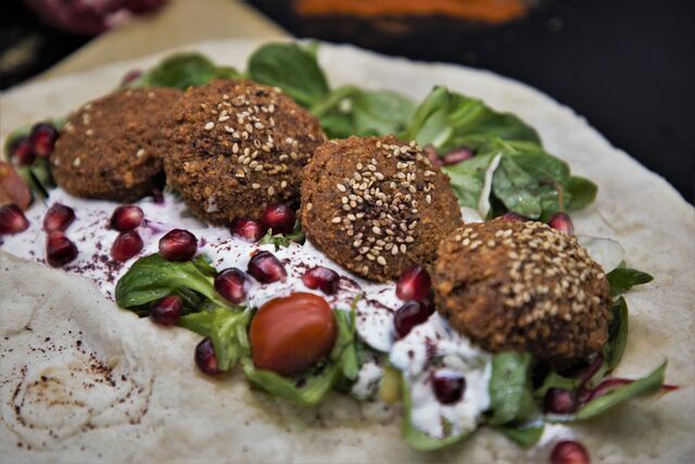 Falafel Sitty (Grandma Version) Falafelrolle mit selbstgemachtem Fladenbrot, Hummus, Salat, vegetarisch mit Joghurtsoße “1,2”