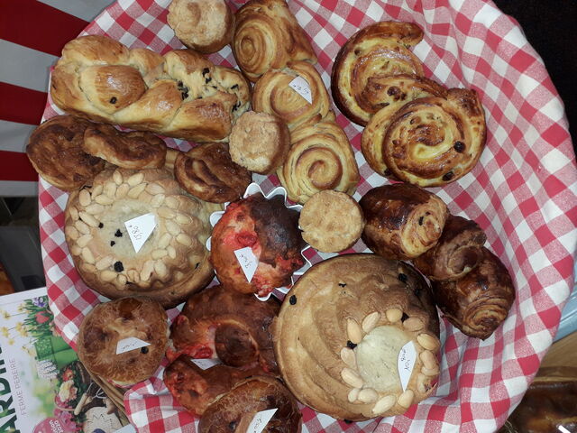 Grand panier de brioches praline rose, brioche pépites chocolat, kugelhopf,
kouign amann, pain aux raisins, pain au chocolat..