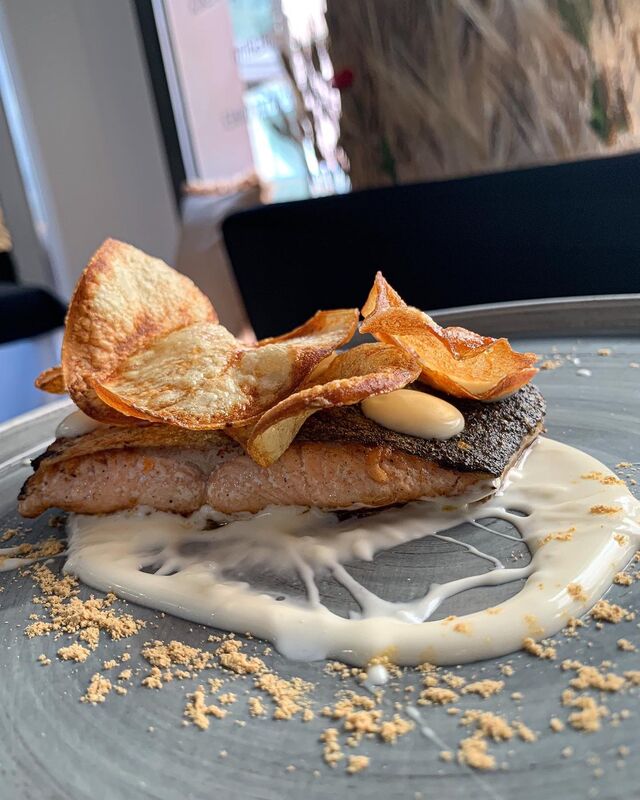 Secondi: Salmone allo Zenzero, chips di patate croccanti e mayo al lime