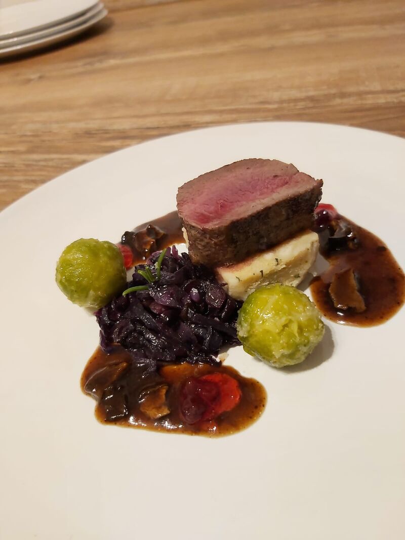 Rehrücken mit Semmelknödel und winterlichen Gemüse 